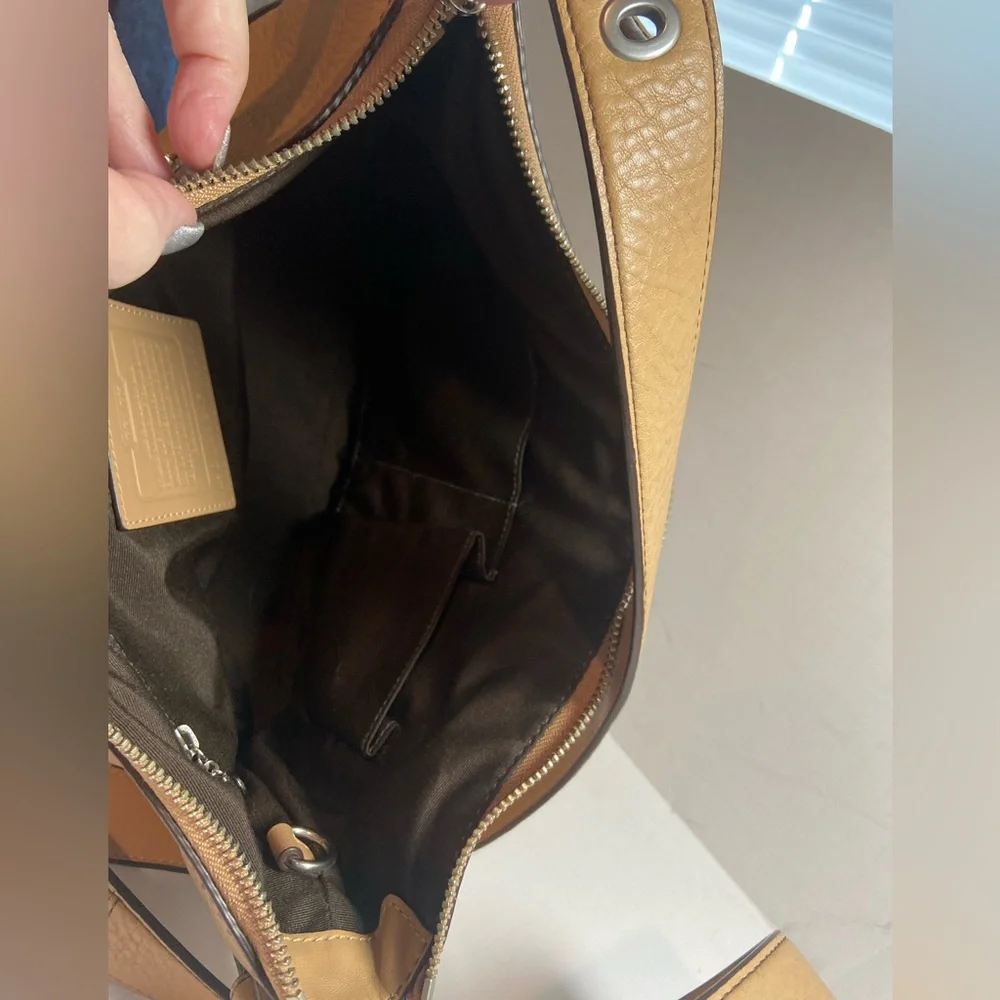 Coach~Vintage~Madison~Tan~Soft
Pebbled Leather~Shoulder Bag~Top Zipper Closure - Picture 11 of 14